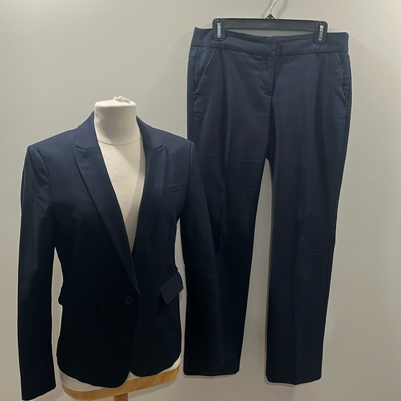 Women’s pant suit - Picture 1 of 17
